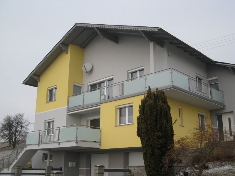 Haus mit Balkongeländer im Erdgeschoß und im 1.Stock