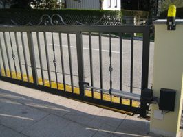 Einfahrtstor schwarz mit Stangen
