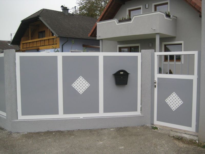 Zaun mit grauem Sichtschutz und weißen Karo-Elementen