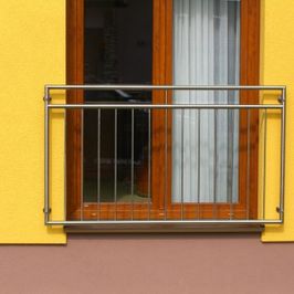 Aluminiumgeländer von Fenster auf gelber Wand