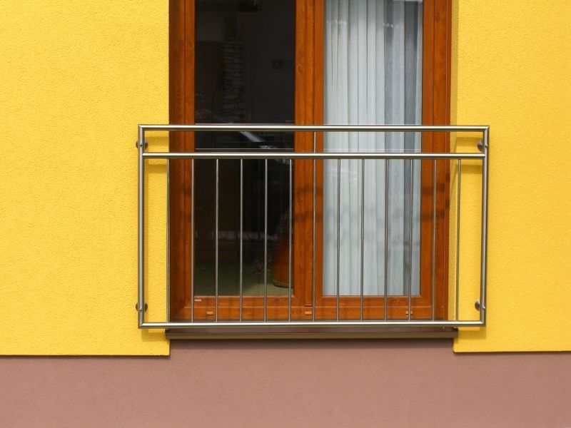Aluminiumgeländer von Fenster auf gelber Wand