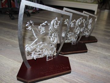 Pokale aus Leder, Acrylglas, Stahl, Holz mit Prägungen oder Gravuren