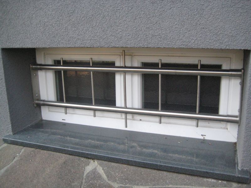 Schutzgitter vor Kellerfenster