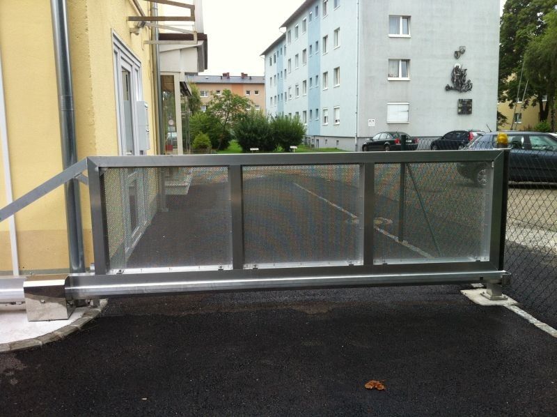 Einfahrtstor mit metallgitter