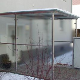Metallbau mit Glas eingerahmt zum Unterstellen mit Dach