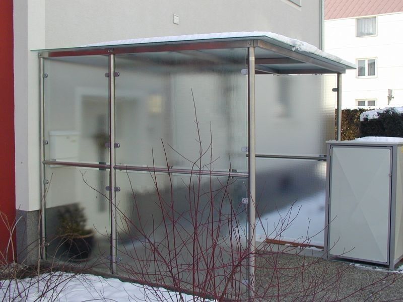 Metallbau mit Glas eingerahmt zum Unterstellen mit Dach
