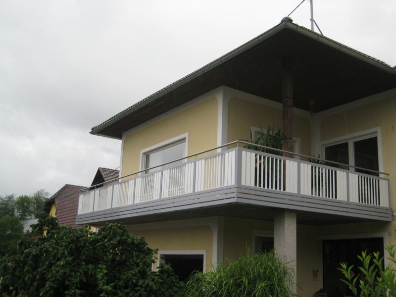 Haus mit Balkongeländer ums Eck