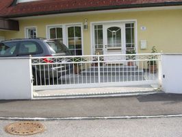 Einfahrtstor weiß mit Balken unten und Stangen