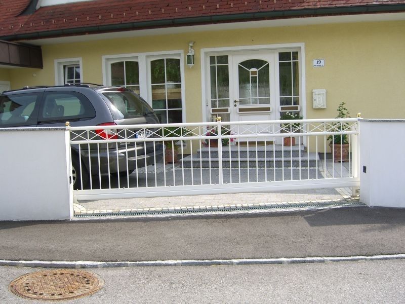 Einfahrtstor weiß mit Balken unten und Stangen