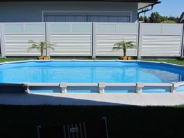 Zaun um einen Pool