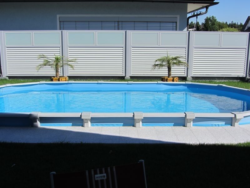 Zaun um einen Pool
