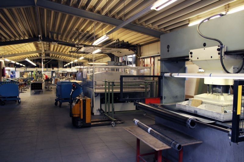 Blick zu den Maschinen in der Halle