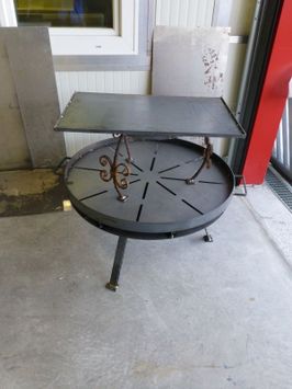 Runder und eckiger kleiner dunkler Tisch