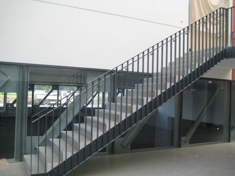 Außenstiege mit Aluminiumabgrenzung