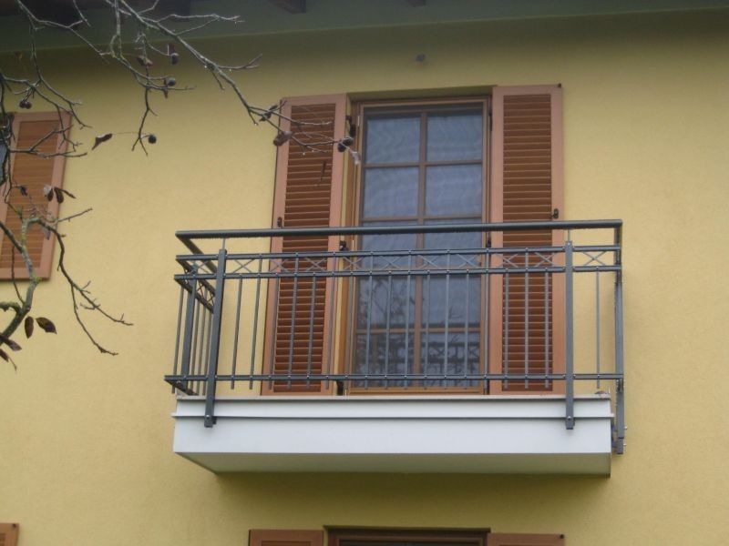 Geländer um kleinen Balkon