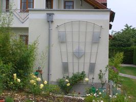 Metallgerüst für wachsende Pflanzen an der Wand