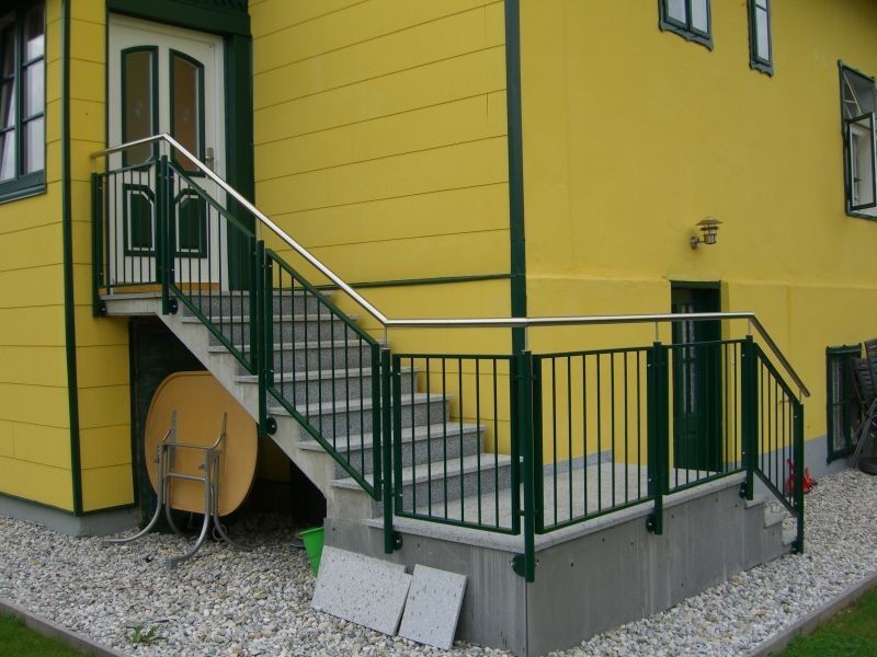 Geländer bei Stufen zu einem Haus hinauf