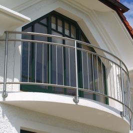 Kleiner Balkon mit gebogenem Geländer