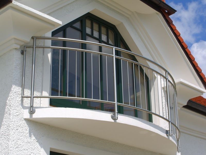 Kleiner Balkon mit gebogenem Geländer