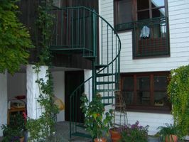 Wendeltreppe hellgrün vom Garten in den ersten Stock