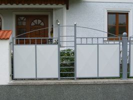 graues Tor oben gebogen und unterer Bereich mit Sichtschutz