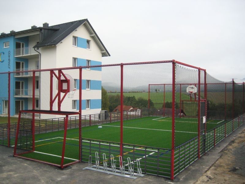 rotes Gitter rund um den Fußballplatz