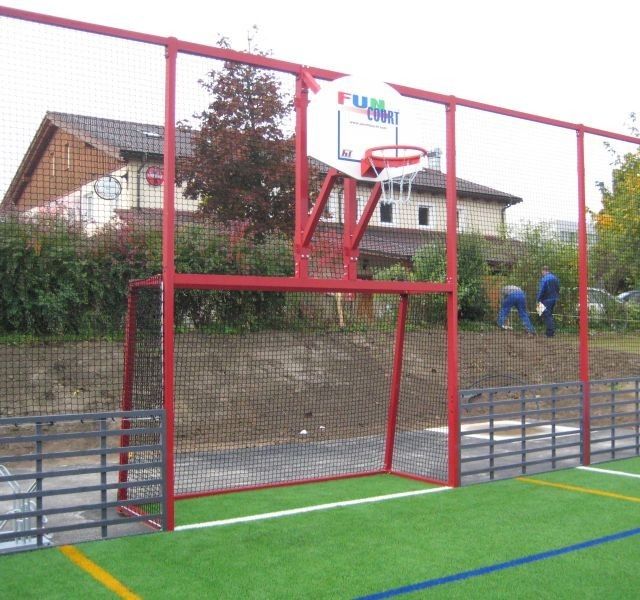 Rotes Gitter rund um den Fußballplatz mit Tor