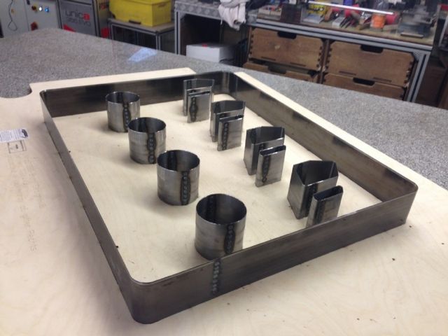 Metallformen mehrere kleine in großem Rahmen