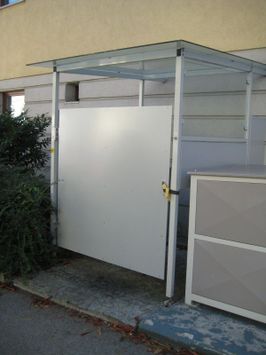 Schutzvorbau mit Milchglas und Dach