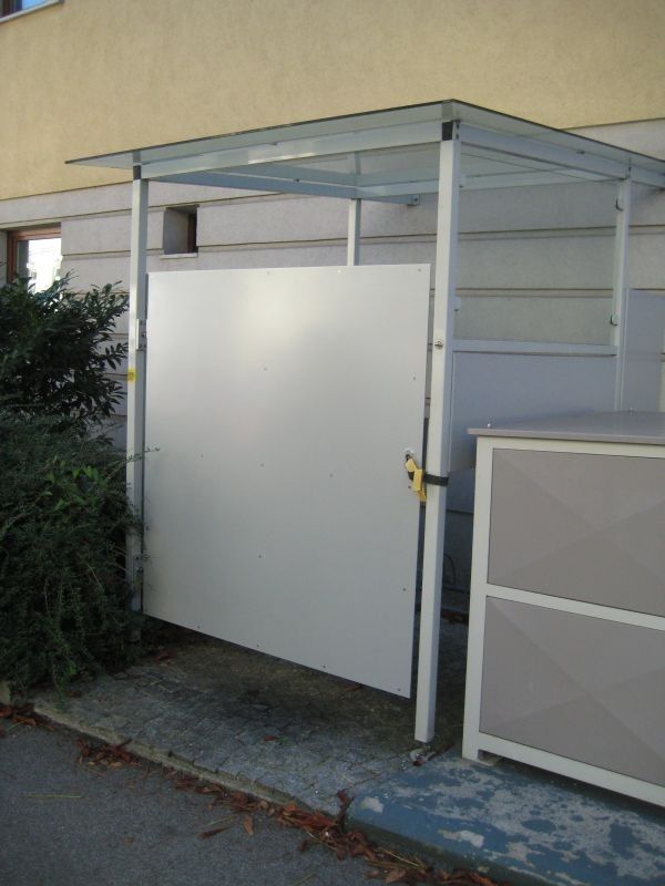 Schutzvorbau mit Milchglas und Dach
