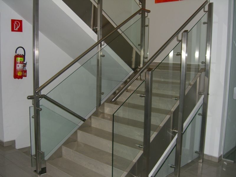Stiege mit Glasgeländer im Stiegenhaus
