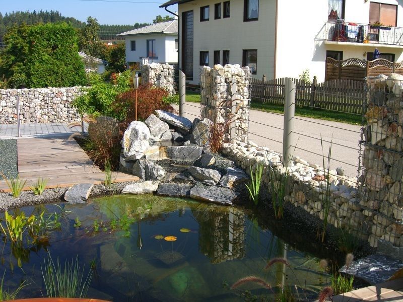 Zaun bei Teich mit Schnüren
