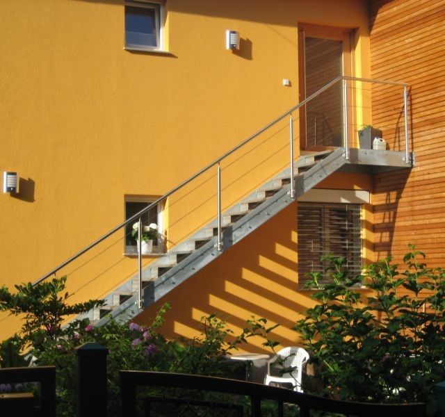 Außentreppe auf gelber Wand