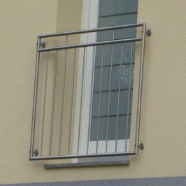 Geländer vor Fenstertür auf Außenwand
