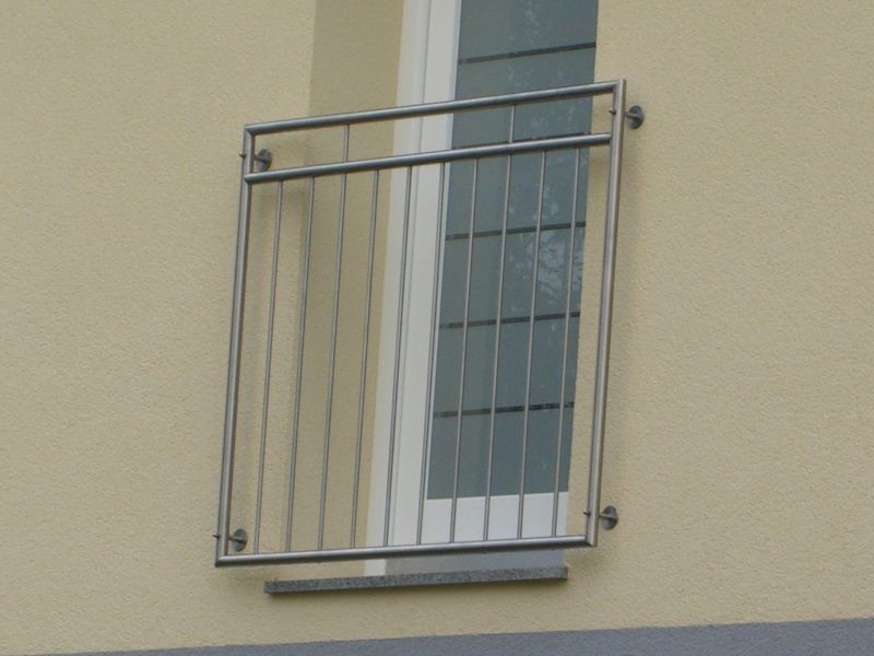 Geländer vor Fenstertür auf Außenwand