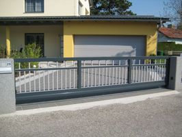 großes EInfahrtstor grau mit Stangen