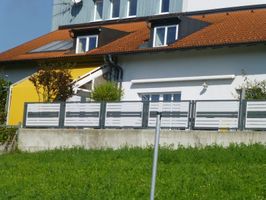 Terassenzaun mit jeweils 2 Sichtschutzelementen oben und unten