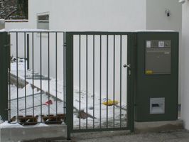 Eingangstor grün mit Stangen