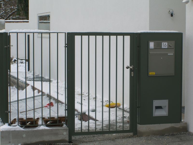 Eingangstor grün mit Stangen