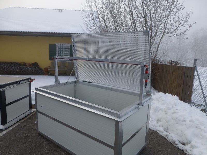 Hochbeet graue Kiste mit Dachelement offen im winter