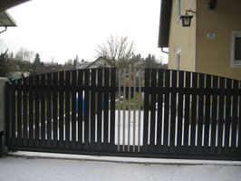 einfahrtstor dunkelbraun mit dickeren Latten